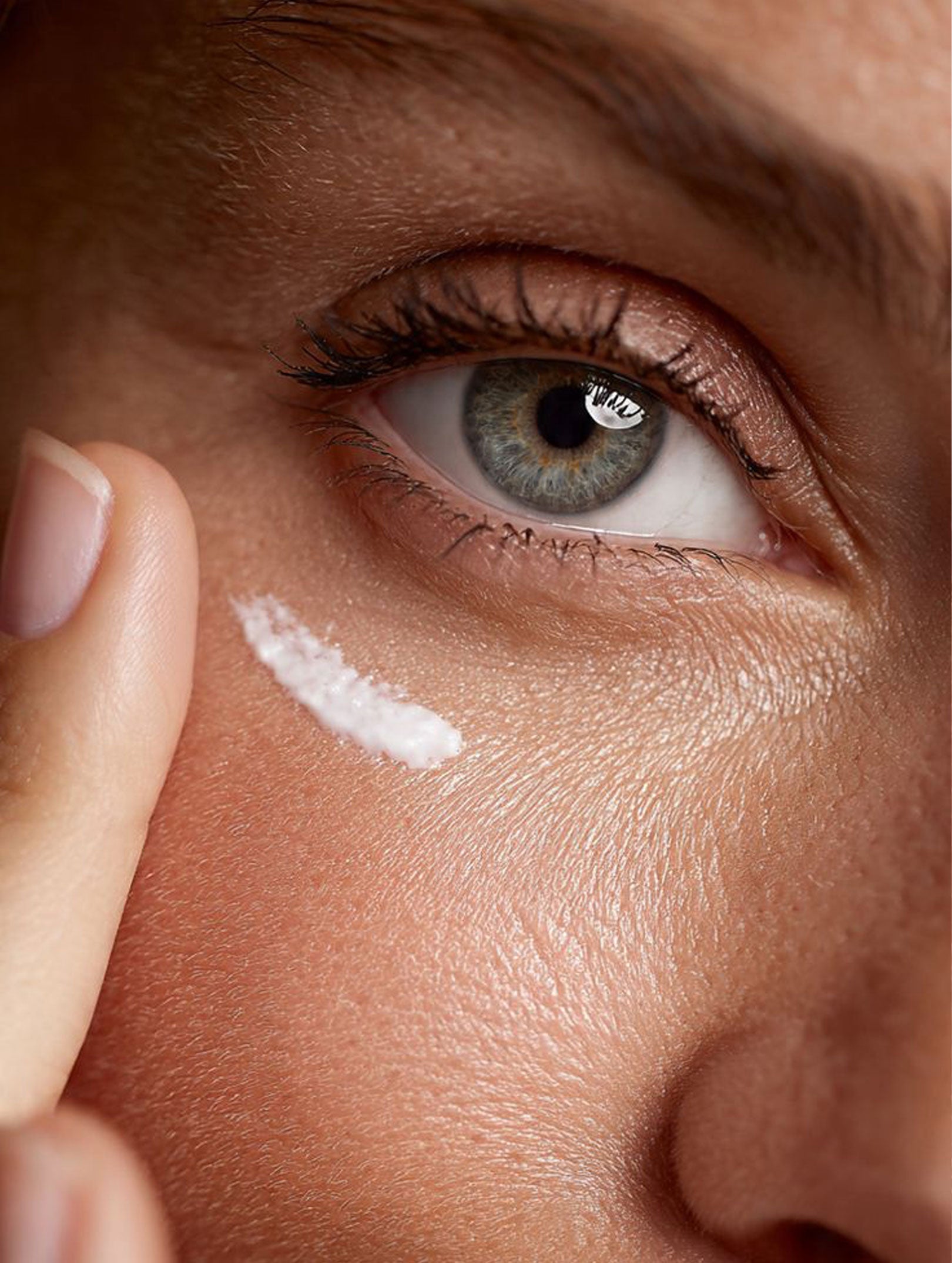 Brightening Eye Cream - application and skincare routine - Roddur